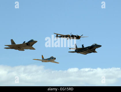 Eine f-22 Raptor auf der linken Seite dann im Uhrzeigersinn, die p-38-Beleuchtung, f-15 Strike Eagle und die f-86 Sabre Form der 4 Schiff Heritage Flight Team entstand durch die US Air Force, die Kämpfer aus der Vergangenheit und der Gegenwart zu präsentieren Höchstleistungen März Feld AirFest während der ersten eine zweitägige Veranstaltung am März Air Reserve Base , Calif., 1. Mai 2010. Die jährlichen Flugschau statt im März ARB eine Kombination von zivilen und militärischen Boden und Luft Interpreten ihre Fähigkeiten für eine geschätzte Menge von mehr als 375.000 Menschen in den umliegenden Gemeinden von Riverside, Kalifornien zeigt  SSg Stockfoto