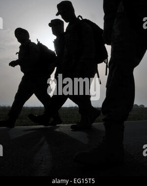 Flieger aus dem 39. Air Base Wing Teilnahme an einen Ruck-Marsch Montag, 10. Mai 2010 auf das Dreieck Polizei Wochentags auf der Incirlik Air Base, Türkei. Weitere Polizei Woche Veranstaltungen sind eine Paintball-Turnier für die Strafverfolgung; und eine Färbung, Zeichnung und Essay-Wettbewerb. Senior Airman Ashley Wood Stockfoto