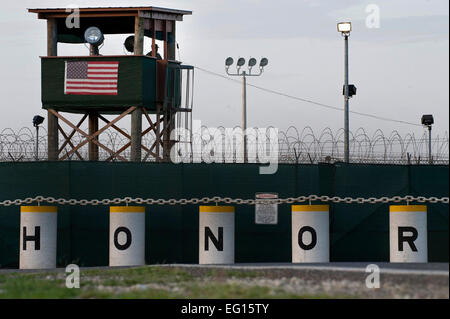 GUANTANAMO BAY auf Kuba – ein Soldat mit der Rhode Island Army National Guard 115. Military Police Company steht die Uhr in einem Wachturm im Camp Delta, Joint Task Force Guantanamo 9. Juni 2010. Rhode Island Army National Guard wohnen hier auf einer einjährigen Bereitstellung die Sicherheit an die Joint Task Force Guantanamo Haftanstalten. JTF-Guantanamo führt sicher, humane, rechtliche und transparente Pflege und Obhut der Gefangenen, einschließlich der Militärkommission und die verurteilten bestellt von einem Gericht freigegeben. Die JTF führt Intelligenzansammlung, Analyse und Verbreitung fo Stockfoto