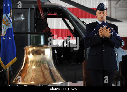 Oberstleutnant Thomas Dorl, 66. Rettung Staffelkapitän, zahlt seinen Respekt zu seinen gefallenen Kameraden während einer Gedenkfeier am Nellis Air Force Base, Nevada 18 Juni 1st Lt. Joel Gentz, 25, ein Kampf gegen Rettung Offizier zur 58. Rescue Squadron versetzt zu Ehren; und Staff Sgt David Smith, 26, ein Hubschrauber Flug Ingenieur zur 66. Rescue Squadron versetzt. Die beiden waren unter den vier Soldaten getötet und drei verwundete bei ein HH - 60G Pave Hawk-Hubschrauber während einer Medevac-Mission im Südosten Afghanistans Juni 9 abgestürzt.    Master Sergeant Kevin Gruenwald veröffentlicht Stockfoto