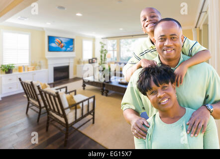Glückliche junge afroamerikanische Familie In ihrem Wohnzimmer. Stockfoto