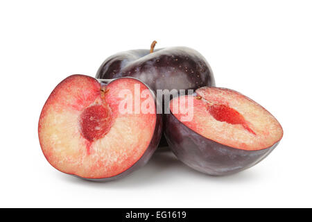 drei Reife schwarze Pflaumen isoliert Stockfoto