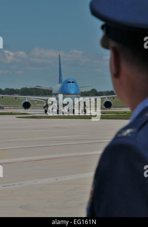 Col Ted Metzgar, Kommandant der 128. Air Refueling Wing, Wisconsin Air National Guard, Milwaukee wartet auf die Ankunft von Präsident Barack Obama auf der Air Force One in Milwaukee 30. Juni 2010. Der Präsident landete bei der 128. in der Route zu einer Bürgerversammlung in Racine, Wisconsin.  durch SMSgt Jeff Rohloff Stockfoto