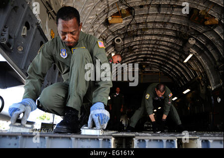 US Air Force Master Sgt. Robert Barrett und Technical Sergeant Brian Farmintino bereiten eine c-17 Globemaster III Flug am 3. Juli 2010.  Gemeinsame Basis Charleston Besatzungsmitglieder führen Ladentisch Drogen und Flight Crew Trainingsmissionen während einer fünftägigen Kommandierung Zuordnung zu El Salvador, Panama, Puerto Rico und den USA.  Sergeant Barrett und Farmintino sind zusammenarbeiten mit den 300. Airlift Squadron, gemeinsame Basis Charleston, S.C.  Technical Sergeant Dennis J. Henry Jr.. Stockfoto