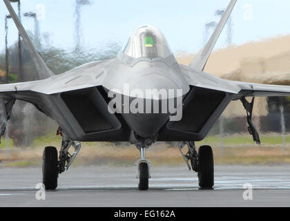 Eine Pilot rollt in eine f-22 auf der Flightline 9. Juli 2010, auf gemeinsame Basis Pearl Harbor-Hickam, Hawaii. 199. Jagdgeschwader der Hawaii Air National Guard ist der Übergang von der f-16 und dienen als einzige ANG gemeinsamen Wache und Aktivaufgabe Geschwader im Pazifik führte. Tech Sgt. Jerome S. Tayborn Stockfoto