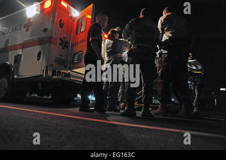 Flieger-Praxis beim Laden eines Patienten auf einen Krankenwagen während der Ausbildung an einem unbekannten Ort im Südwesten Asien. Senior Airman Katie Gieratz Stockfoto