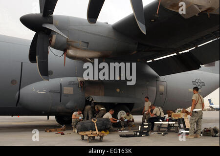 Flieger, der die 451st Expeditionary Aircraft Maintenance Squadron, Afghanistan, arbeiten zusammen, um eine Bremsanlage auf einer C-130J Hercules zu ändern.  Die Flieger sind derzeit im Einsatz von Little Rock Air Force Base, Ark.   Techn. Sgt Chad Chisholm Stockfoto