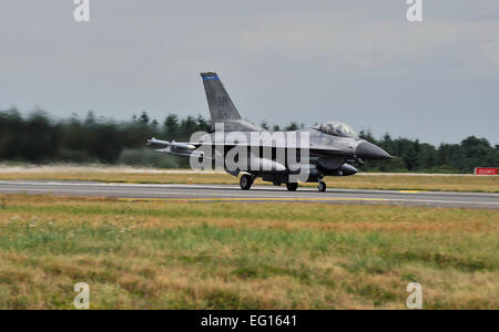 Major Jason Attoway, 22. Fighter Squadron-Direktor der Operationen, bereitet sich auf in eine f-16 Fighting Falcon für eine Allied Strike Mission auf der Spangdahlem Air Base am 4. August ausziehen. Allied Strike ist eine jährliche enge Luft Unterstützung Übung, eine realistische Ausbildung für US- und NATO-Teilnehmer in allen Aspekten des tactical Air Control und CAS. Senior Airman Nick Wilson Stockfoto