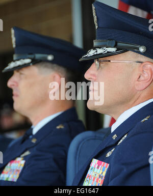 Brigadier General Ian Dickinson, bereitet links, auf Befehl von der 81. Training Wing, MacDill Air Force Base in Biloxi, Mississippi, an Brigadier General Andrew Mueller während einer Zeremonie 2. August 2010, auf dem Feld der Parade zu verzichten.  Generalmajor Mary Kay Hertog, 2. Air Force Commander amtierte.  General Mueller kommt zu MacDill aus Eskisehir, Türkei, wo er der stellvertretende Befehlshaber für NATOís kombiniert Air Operations Center 6, Allied Air Forces Southern Europe war.  Allgemeine Dickinson dient als Direktor, Kommunikation und Information und Chief Information Officer für Air Force Space C Stockfoto