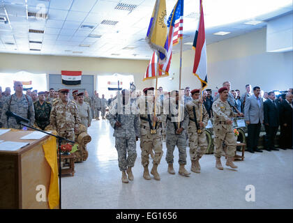 Eine gemeinsame irakische Armee, Luftwaffe und Armee-Farben-Schutz stellt die Farben zu Beginn einer Zeremonie begrüßen die irakische Armee 16. August 2010, zur Joint Base Balad, Irak. Senior Airman Matt Coleman-Foster Stockfoto