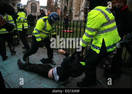 Student clasing mit der Polizei während Studentenprotest in London Stockfoto