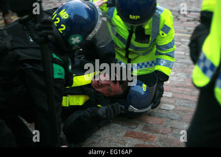 Student clasing mit der Polizei während Studentenprotest in London Stockfoto