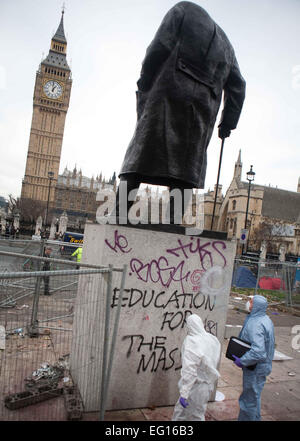 Student clasing mit der Polizei während Studentenprotest in London Stockfoto