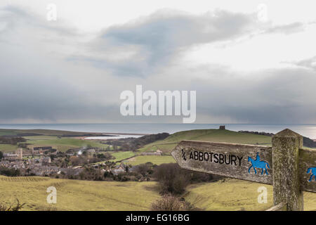 Wegweiser aus Holz, Regie, Wanderer und Reiter auf einem Hang Maultierweg und Wanderweg mit Abbotsbury und St. Catherines Kapelle Stockfoto