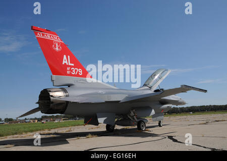 Eine f-16, sporting einen neuen Anstrich ist frisch, bei der Air National Guard Lackieranlage in Sioux City, Iowa, USA. Die leuchtende rote Rute angezeigt auf diese f-16 ist zu Ehren der Tuskegee Flieger.  Die f-16 ist von Alabama Air National Guardís 187. Kämpfer-Flügel in Montgomery, Al.  MSgt Vincent De Groot Stockfoto