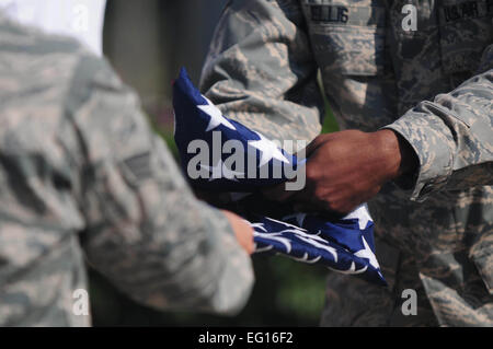 Senior Flieger Gabriela Diaz und Larico Ellis, 39. medizinische Operations Squadron, Falten Sie eine US-Flagge im Rahmen einer Patriot Day Retreat Zeremonie 10. September 2010 in Incirlik Air Base, Türkei.   Die Zeremonie den Service von Ersthelfern erkannt und enthalten einen Moment der Stille und Armaturen, diejenigen ehren, die während der Anschläge vom 11. September ums Leben gekommen.   Senior Airman Ashley Wood Stockfoto