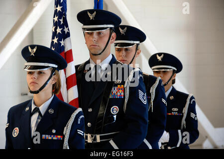 Airman 1st Class Kayla Sather, techn. Sgt. Radoslaw Ciesielski, Airman 1st Class Jessica Green und Senior Airman Karen Gaetos, 129. Rescue Wing base Ehrengarde, Wartezeiten am Abschiedsfeier am Moffett Federal Airfield, Kalifornien, 11. September 2010.  Der Air National Guard Foto/Master Sergeant Dan Kacir Stockfoto