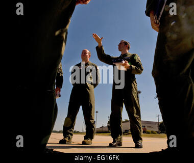 Major Ryan Consie, eine c-130 Piloten aus der 95. Airlift Squadron, gibt eine Aircrew Sicherheit kurz vor auf Fallschirmjäger Drop Mission zur Unterstützung der gemeinsamen gewaltsame Eintrag Übung 10-06 Pope Air Force Base, N.C. techn. Sgt. Adrian Cadiz Stockfoto