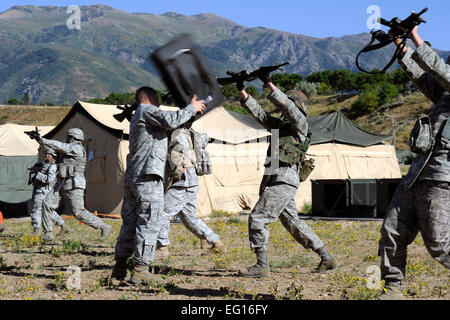 Senior Airman Stephany Miller verwendet ihr Gewehr, um einen Angriff während der Teilnahme an Kampfbereitschaft Ausbildung bei Hill Air Force Base in Utah, 13. September 2010 zu verteidigen. Flieger-Miller ist ein Fotograf mit der 2d Bekämpfung Kamera Squadron, 75. Sicherheitskräfte als ein Augmentee zugewiesen ist.   Staff Sgt Renae Saylock Stockfoto