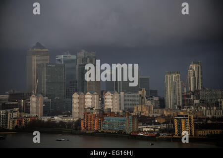 London, UK. 13. Februar 2015. UK-Wetter: Canary Wharf Gebäude im Regen Credit: Guy Corbishley/Alamy Live News Stockfoto