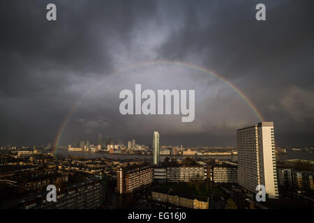 London, UK. 13. Februar 2015. Großbritannien Wetter: Massive Regenbogen bricht über Londoner Credit: Guy Corbishley/Alamy Live-Nachrichten Stockfoto