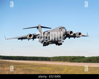 Ein Frachtflugzeug c-17 Globemaster II landet um F.S Gabreski Flughafen am 14. September 2010. Die c-17 ist ein Hubschrauber und mehr als 20 Mitglieder des 106. Rescue-Flügels von der New York Air National Guard über nach Kapstadt, Südafrika für Africa Aerospace &amp; Defense Expo transportiert. SSgt. David J. Murphy Stockfoto