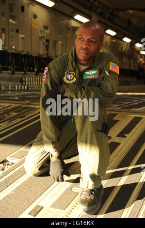 Tech Sgt. Kevin Riley, ein Papa Luftwaffenstützpunkt in Ungarn stationierten Loadmaster hilft Mitglieder des 106. Rescue-Flügels von der New York Air National Guard, wie sie einen HH-60 Pavehawk Hubschrauber auf eine c-17 Globemaster II-Frachtflugzeug bei F. S. Gabreski Airport in New York 14. September 2010 laden. Die c-17 wird die HH-60 und mehr als 20 Mitglieder aus dem Flügel transportieren. Staff Sgt David J. Murphy Stockfoto