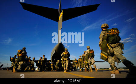 Soldaten der Armee zugewiesen der 82nd Airborne Division Bordkante eine c-17 Globemaster III vor einem Fallschirm fallen während der gemeinsamen gewaltsame Eintrag Übung 14. September 2010, am Pope Air Force Base, North Carolina, ist die Ausübung einer Fortbildungsveranstaltung statt sechsmal jährlich um Zusammenhalt zwischen der Luftwaffe und Armee zu verbessern, indem Sie ausführen, groß angelegte, Erdbewegungsmaschinen und Truppenbewegungen für reale Risiken. Staff Sgt Angelita M. Lawrence Stockfoto