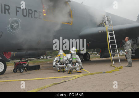 Mitglieder der Air National Guard der Nebraska 155. Luft tanken Wingís Feuer und Rettungsteam teilnehmen an einer Egress-Übung während einer Compliance-Inspektion in Lincoln, Nebraska.  155. Air Refueling Wing wurde überprüft bekommen, um Einhaltung der US Air Force Standards sicherzustellen. Senior Airman James liegt Stockfoto