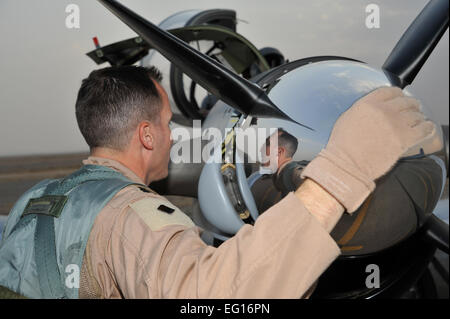 Lieutenant Colonel Charles Stevens, 52. Expeditionary Flying Training Staffelkapitän, führt eine Vorflugkontrolle vor einem Übungsflug mit einer irakischen Luftwaffe Flugschüler 26. September 2010, bei Tikrit Air Base. US-Luftwaffe Ausbilder Ausbildung und Adviseing der ersten Oberstleutnant Charles Stevens, 52. Expeditionary Flying Training Staffelkapitän, führt eine Vorflugkontrolle vor einem Übungsflug mit einer irakischen Luftwaffe Flugschüler 26. September 2010, bei Camp Speicher, Irak US Air Force Kursleiter Piloten Ausbildung und Beratung von der ersten Gruppe der irakischen Luftwaffe lehrreichen Stockfoto