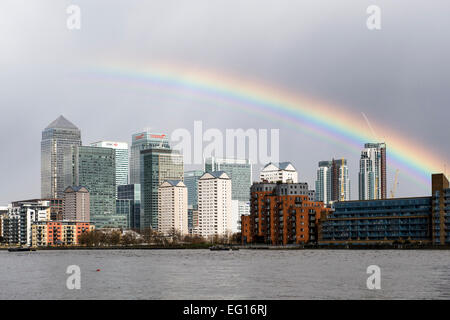 Regenbogen über Canary wharf Konzept zur Verbesserung der wirtschaftlichen / Banken aus über die Themse Stockfoto