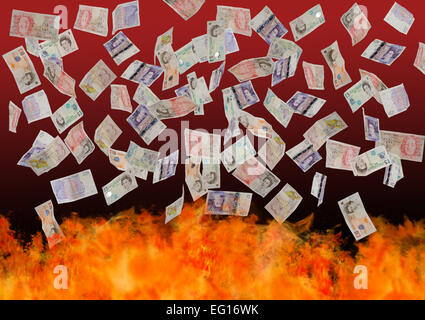 Konzept-Bild der britischen Banknoten fallen ins Feuer Stockfoto