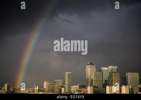 London, UK. 13. Februar 2015. Großbritannien Wetter: Massive Regenbogen bricht über Londoner Credit: Guy Corbishley/Alamy Live-Nachrichten Stockfoto