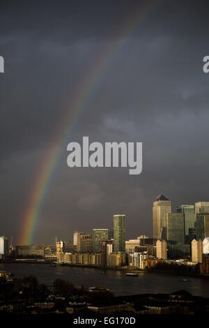 London, UK. 13. Februar 2015. Großbritannien Wetter: Massive Regenbogen bricht über Londoner Credit: Guy Corbishley/Alamy Live-Nachrichten Stockfoto