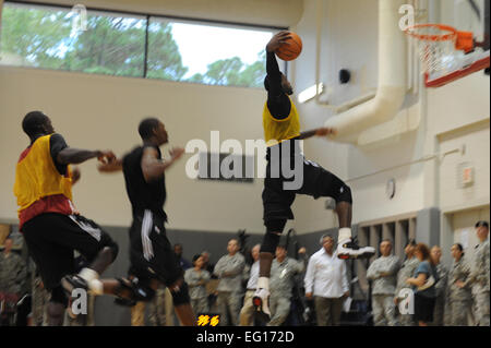 LeBron James, Miami HEAT nach vorne, rechts, bereitet sich auf dunk Basketball als Teamkollegen links, Dwyane Wade und Chris Bosh, Zentrum, während einer Übung Vorsaison im Aderholt-Fitness-Center in Hurlburt Field, Florida, 28. September 2010 zu sehen. Das Team angefordert die Nutzung des Fitness-Centers für ihr einwöchiges Trainingslager und 1st Special Operations Wing Führung beschlossen, den Besuch zu unterstützen. DoD-Foto von US Air Force Senior Airman Sheila deVera Stockfoto