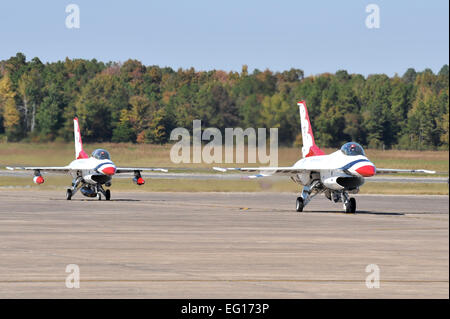 Major Rick Goodman, Nr. 5 und Kapitän Kristin Hubbard, Nr. 8, beide Mitglieder der Air Force Thunderbirds f-16 Demo Team, taxi auf Little Rock AFB Start-und Landebahn Okt. 6. Staff Sgt Chris Willis Stockfoto