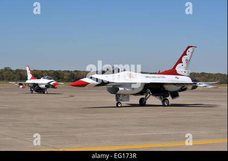 Major Rick Goodman, Nr. 5 und Kapitän Kristin Hubbard, Nr. 8, beide Mitglieder der Air Force Thunderbirds f-16 Demo Team, Little Rock AFB Landebahn Okt. 6. Staff Sgt Chris Willis Stockfoto