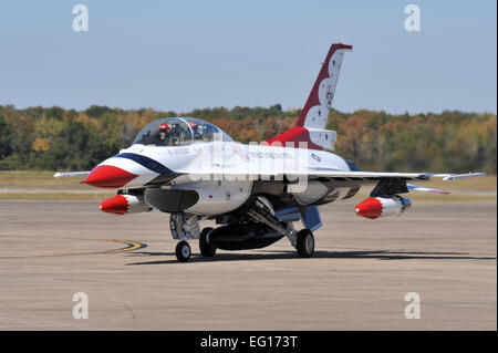 Capt Kristin Hubbard, Nr. 8, ein Mitglied der Air Force Thunderbirds f-16 Demo Team an Little Rock AFB, AR. Start-und Landebahn Okt. 6. Staff Sgt Chris Willis Stockfoto