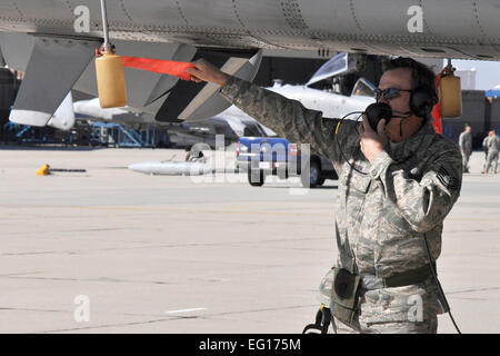 Techn. Sgt Kenneth Green prüft den Motor Kraftstoff Überlauf von einer a-10 Thunderbolt II, 13. Oktober 2010, in Gowen Field in Boise, Idaho.  Der Hawgsmoke Wettbewerb in diesem Jahr beteiligten 40 Düsen und 72 Piloten aus 18 verschiedenen Einheiten.  Sergeant grün ist Flugzeugmechaniker a-10 mit der Air Force Reserve Command 717th Aircraft Maintenance Squadron Barksdale Air Force Base, La.  Techn. Sgt Jeff Walston Stockfoto