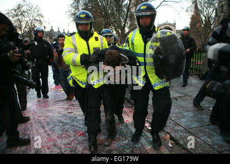 Studenten protestieren und Zusammenstoß mit der Polizei über Wartung und Grant Kürzungen und gegen Erhöhung der Studiengebühren in London Stockfoto