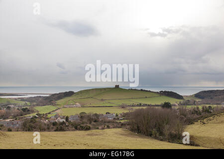 Blick auf St. Catherines Kapelle auf einem entfernten Hügel mit Abbotsbury in den Vordergrund und Chesil Beach in der Ferne. Stockfoto