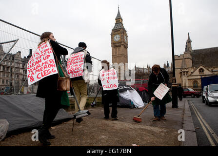 Kunststudentin Student an der Kingston University Durchführung einen Protest in Trafalgar Square heute nach Studenten-demonstration Stockfoto