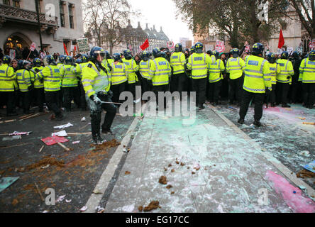 Studenten protestieren und Zusammenstoß mit der Polizei über Wartung und Grant Kürzungen und gegen Erhöhung der Studiengebühren in London Stockfoto