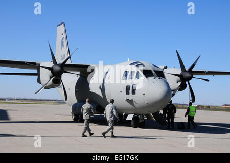 Einheit-Mitglieder von der North Dakota Air National Guard, Fargo, nd bekommen einen ersten Blick auf eine C-27J Spartan Flugzeug nach der Landung am Flughafen Hector von l-3-Plattform-Integration, Alenia North America, und die Unternehmen Joint-Venture, globale militärische Flugzeuge Systeme Wildschutzgebieten, bei Fargo Air National Guard Base 14 Okt..  Die Schnuppertour ist Mitglieder von North Dakota Air National Guard kennenlernen, um Einheit zu helfen ihre zukünftige Flugzeuge und geplante Mission im Jahr 2013 beginnen. Die C-27J ist eine Mid-Range, multifunktional und interoperable Flugzeuge in der Lage, logistische Re-supp Stockfoto