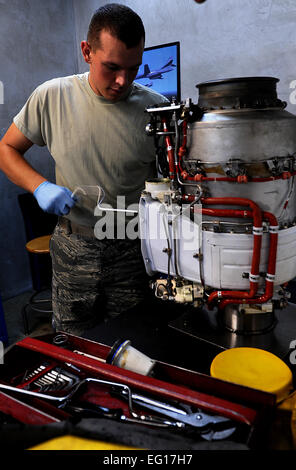 Flieger 1. Klasse Jeffery Eason, 18. Komponente Wartung Geschwader Propulsion Flug, baut wieder eine Kerosin Starter für eine f-15 Motor, Okt. 15. Flieger des Fluges Antrieb führen Sie Aufgaben, die Kadena Air Base f-15 für drei Jahre bevor Sie benötigen eine Motorüberholung fliegen zu ermöglichen. Mehr als 200 Motoren sind von diesem Gerät, die Unterstützung für die f-15 als auch die a-10 von Osan Air Base, Korea gepflegt. US Air Force Foto/Staff Sgt. Christoph Hummel Stockfoto