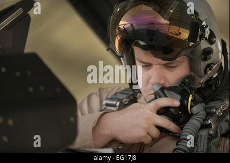 Captain Ryan Wilmes bereitet eine f-16 Fighting Falcon für den Start 18. Oktober 2010, im Rahmen Falcon Air treffen 2010 Azraq Luftwaffenstützpunkt in Jordanien. 77. Fighter Squadron erhält Captain Wilmes von Shaw Air Force Base, S.C. Staff Sgt Eric Harris Stockfoto