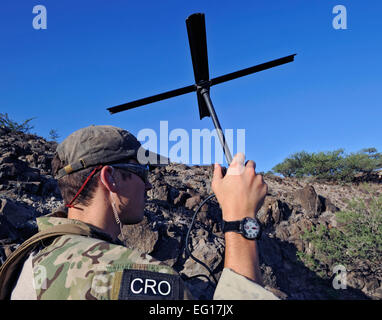 US Air Force Captain Brock Roden, Kommandeur der 82. Expeditionary Rescue Squadron ERQS kommuniziert mit der Besatzungen von einem CH-53 Sea Stallion-Hubschrauber aus Camp Lemonier, Dschibuti, 20. Oktober 2010. 82. ERQS wird zur Unterstützung der kombiniert Joint Task Force - Horn von Afrika Mission bereitgestellt.  Senior Airman Christine Clark Stockfoto