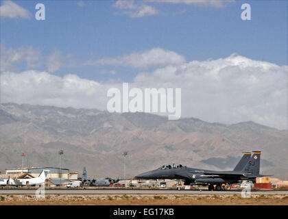 Eine F-15E Strike Eagle pilotiert von US Air Force Captain Frank Fryar, 336th Expeditionary Fighter Squadron, US-Armee Generalmajor John F. Campbell, kombiniert Joint Task Force 101, Regional Command East Kommandant, flog Campbell mit Mönchsorden über Ostafghanistan, vertrauter mit den Funktionen von der f-15 werden der schließen-Luft unterstützt die vor Ort tätigen Campbellís Soldaten. U.S. Air Force Photo/techn. Sgt. M. Erick Reynolds Stockfoto