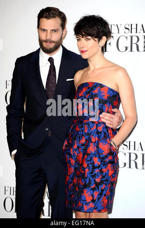 London, UK. 12. Februar 2015. Jamie Dornan und Amelia Warner Ankunft für die Fünfzig Schattierungen von grau UK Premiere, im Odeon Leicester Square in London. Bildnachweis: Dpa picture Alliance/Alamy Live News Stockfoto