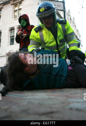 Studenten protestieren und Zusammenstoß mit der Polizei über Wartung und Grant Kürzungen und gegen Erhöhung der Studiengebühren in London Stockfoto